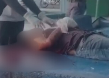 Homem é encontrado morto e ensanguentado em praça