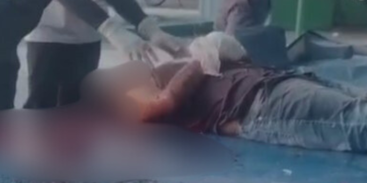 Homem é encontrado morto e ensanguentado em praça