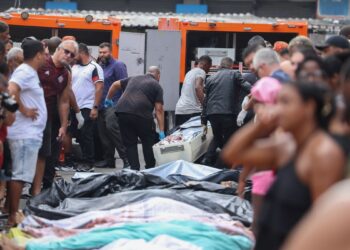 Mais de 50 corpos são levados a uma praça no Complexo da Penha