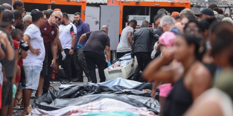 Mais de 50 corpos são levados a uma praça no Complexo da Penha