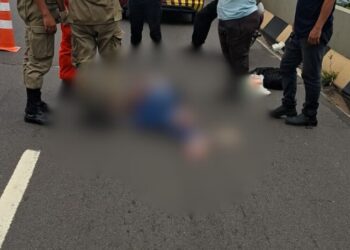 Mulher passa mal e cai de garupa de moto a caminho do hospital