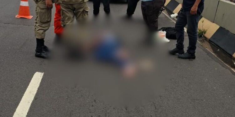 Mulher passa mal e cai de garupa de moto a caminho do hospital