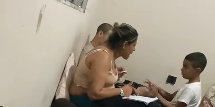 Mãe viraliza com método “Rochelle” para ensinar matemática ao filho e ação divide opiniões