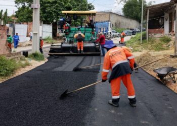 Prefeitura asfalta pela primeira vez via em solo natural no Lago Azul