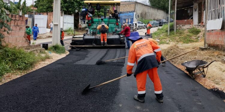 Prefeitura asfalta pela primeira vez via em solo natural no Lago Azul