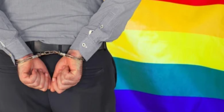 Policial é afastado após manter relações sexuais com 5 detentos no AM