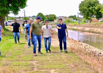 Prefeito David Almeida vistoria obras contra alagamentos no Igarapé do Mindu
