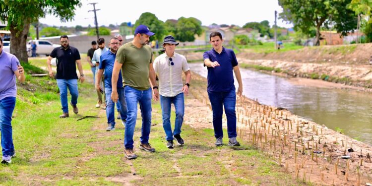 Prefeito David Almeida vistoria obras contra alagamentos no Igarapé do Mindu