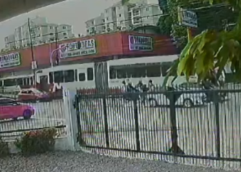 Motociclista morre após cair e ser atingida por ônibus; veja o vídeo 