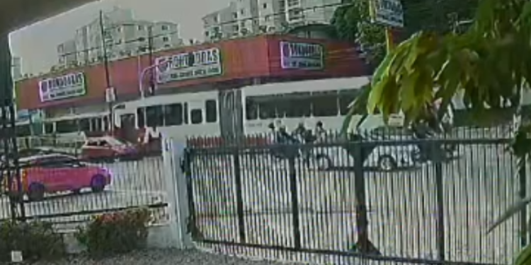 Motociclista morre após cair e ser atingida por ônibus; veja o vídeo 