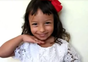 Menina de 5 anos é encontrada morta e concretada no quintal de casa