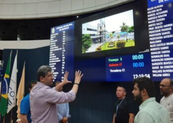 Vereadores cobram uso do painel eletrônico e acusam David Reis de ignorar Regimento da Câmara de Manaus