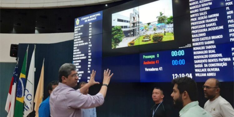 Vereadores cobram uso do painel eletrônico e acusam David Reis de ignorar Regimento da Câmara de Manaus