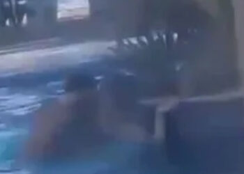 VÍDEO: Casal é flagrado fazendo sexo em piscina de resort e vídeo viraliza nas redes sociais