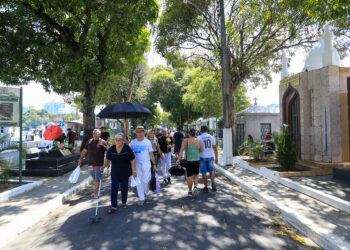 Prefeitura de Manaus acolhe 700 mil visitantes nos cemitérios no Dia de Finados