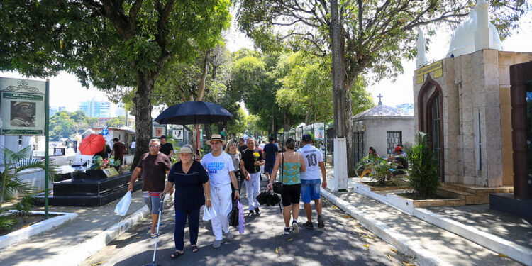 Prefeitura de Manaus acolhe 700 mil visitantes nos cemitérios no Dia de Finados