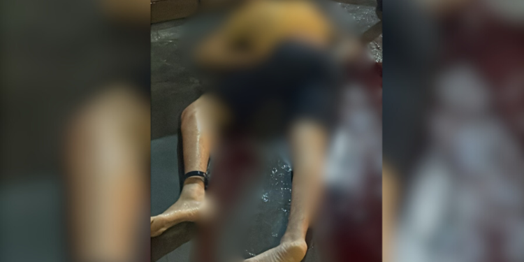 Homem com tornozeleira é executado em frente a tabacaria