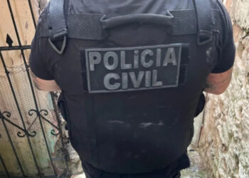 Homem assassina ex, sogra e adolescente a facadas e incendeia casa