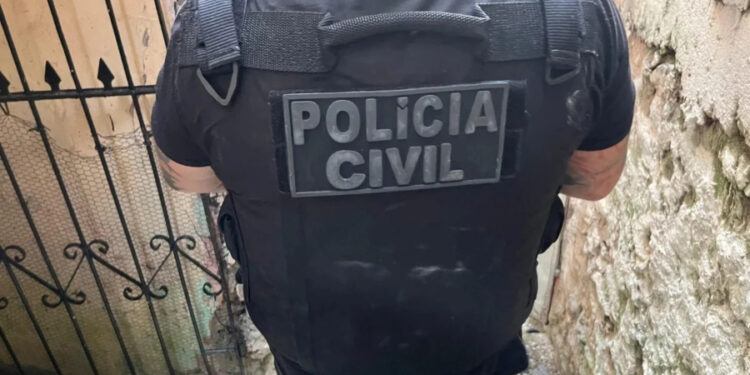 Homem assassina ex, sogra e adolescente a facadas e incendeia casa