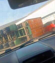 Carreta carregada com alumínio tomba na Bola da Gillette e causa lentidão no trânsito em Manaus