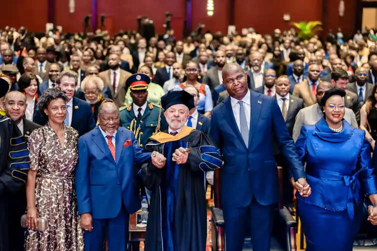 Ricardo Stuckert / PR Presidente da República, Luiz Inácio Lula da Silva, durante a cerimônia de outorga do título de Doutor Honoris Causa em Ciência Política, Desenvolvimento e Cooperação Internacional pela Universidade Pedagógica de Maputo. Centro Internacional de Conferências Joaquim Chissano – Maputo (Moçambique)
Foto: Ricardo Stuckert / PR