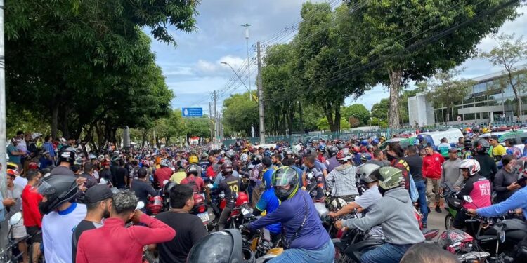 Motociclistas lotam CMM em debate sobre projeto que regulamenta o “Motouber” em Manaus