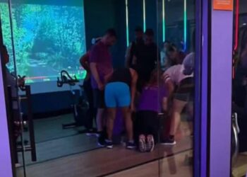 Mulher morre após sofrer AVC durante aula de spinning em academia