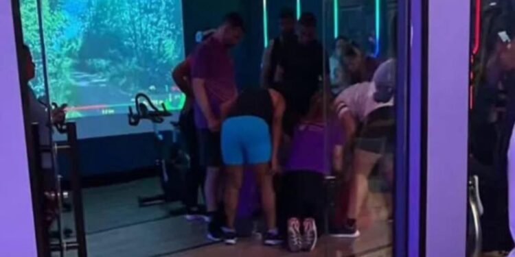 Mulher morre após sofrer AVC durante aula de spinning em academia