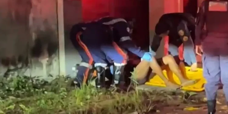 Mulher é brutalmente espancada e sofre fraturas nas pernas