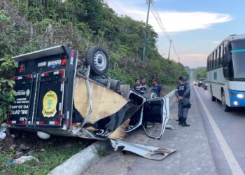 Viatura do IML que transportava corpo capota na BR-174