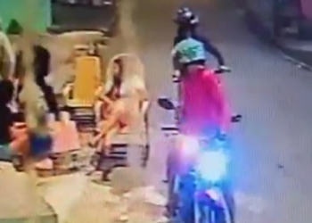 VÍDEO: ‘justiceiro’ armado reage a assalto em Manaus e criminosos fogem