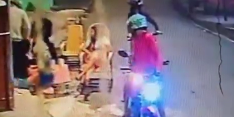 VÍDEO: ‘justiceiro’ armado reage a assalto em Manaus e criminosos fogem