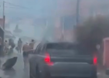 Incêndio atinge casa durante temporal na zona leste de Manaus