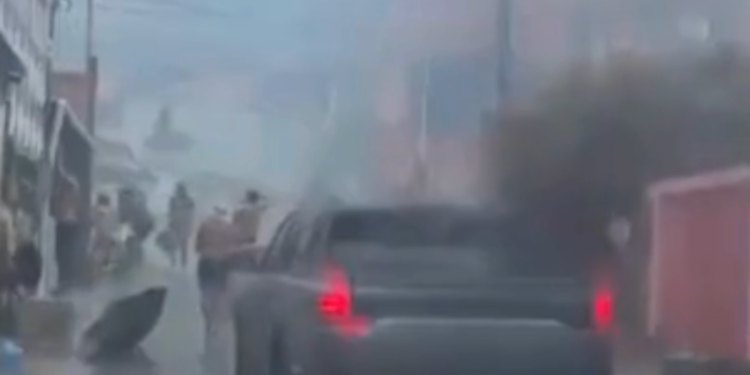 Incêndio atinge casa durante temporal na zona leste de Manaus