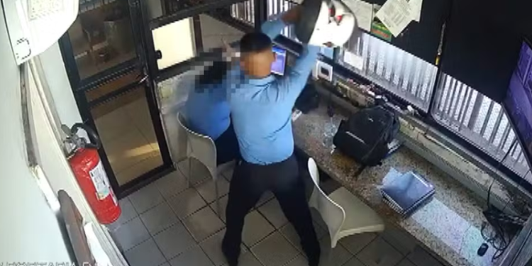 VÍDEO: mulher é agredida com golpes de capacete por colega de trabalho