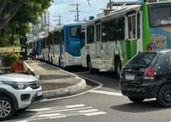 Atraso no vale-alimentação causa paralisação e rodoviários ameaçam novo ato em Manaus