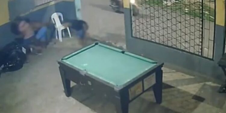 VÍDEO: homens são baleados por pistoleiros em bar no AM