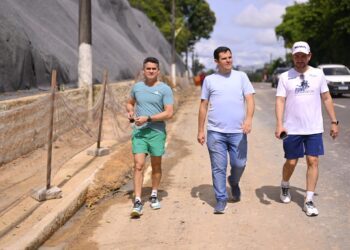 Prefeito David Almeida vistoria avanço de obra para prevenção de erosões em Manaus