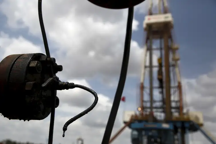 Petróleo na Venezuela
FILE PHOTO: Crude oil drips from a valve at an oil well operated by Venezuela's state oil company PDVSA, in the oil rich Orinoco belt, near Morichal at the state of Monagas April 16, 2015. Picture taken on April 16, 2015. REUTERS/Carlos Garcia Rawlins/File Photo