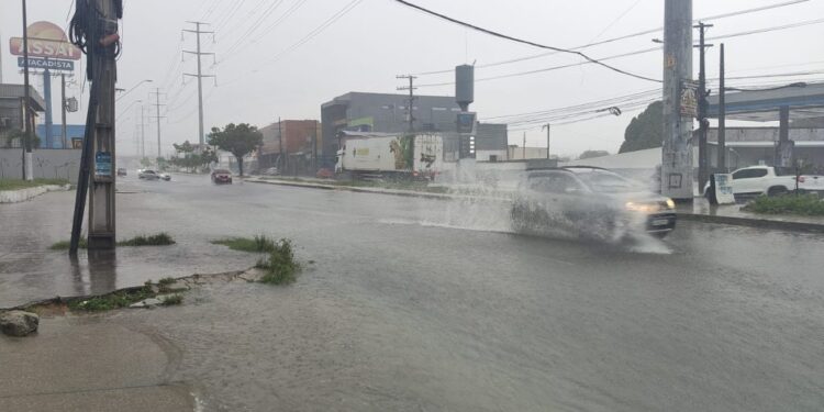Manaus tem previsão de chuvas intensas nesta segunda-feira (26)
