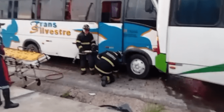 Acidente entre ônibus de rota deixa feridos no Distrito Industrial
