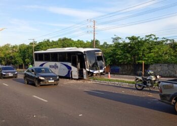 Ônibus de rota invade canteiro e atinge poste em avenida de Manaus