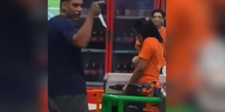 Homem ameaça funcionária com faca em supermercado de Manaus; vídeo mostra ação