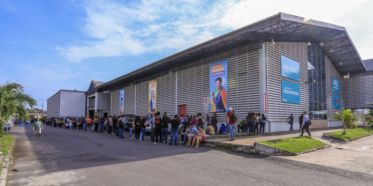 ‘Megafeirão’ reúne grandes empresas com 2 mil vagas de emprego em Manaus