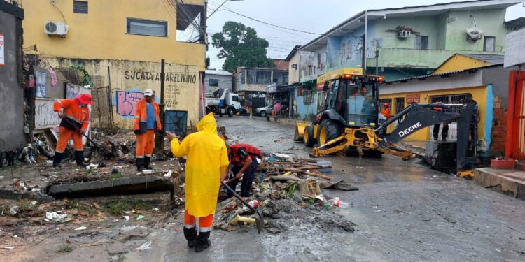 Prefeitura de Manaus intensifica limpeza contra alagamentos na zona Leste