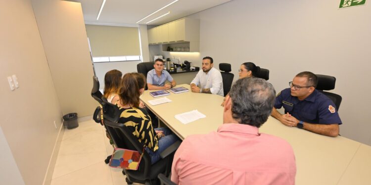 David Almeida leva modelo da Guarda de Manaus ao Ministério da Justiça