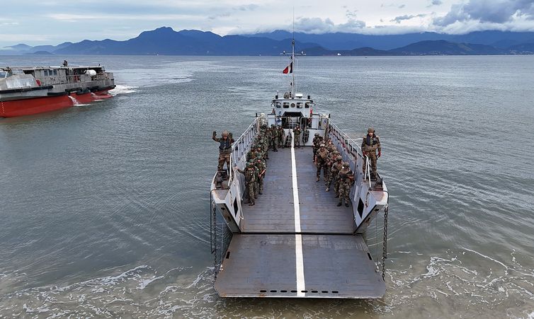 Rio de Janeiro (RJ), 23/04/2026 - FOTO DE ARQUIVO - O grupo naval francês Jeanne D`Arc realiza, no Rio de Janeiro, uma das principais missões de formação e projeção da Marinha Nacional Francesa. Mais de 1,3 mil militares franceses e brasileiros participam da ação que busca desenvolver técnicas de trabalho em comum entre Marinha e Exército franceses e a Marinha do Brasil. Foto: Marinha do Brasil/Divulgação