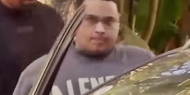 MC Ryan SP é preso pela PF e deixa IML com camisa de R$ 11 mil