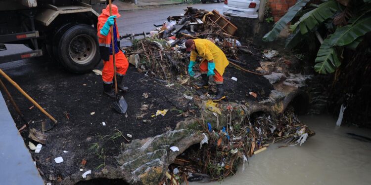 Prefeitura de Manaus atua para minimizar impactos da forte chuva deste sábado
