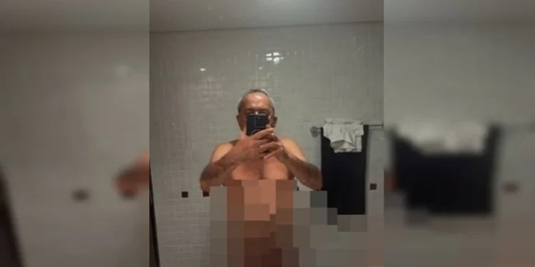 Ex-deputado publica foto nu por engano e tranca perfil nas redes